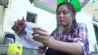 Chồng kiên quyết không nhận người phụ nữ đang rửa bát ấy là vợ mình và cái kết bất ngờ