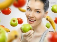 Ăn vỏ táo và cà chua chống già