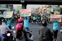 Trò chuyện với mấy đứa rảnh ở ngã tư Hàng Xanh