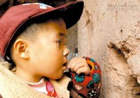 Cha mẹ hốt hoảng nhìn con trai 5 tuổi nghiện ăn tường đất hàng ngày