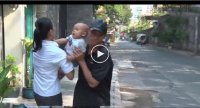 Kĩ năng tự vệ: Xử lí khi bị giật trẻ trên tay