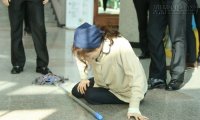 Sững sờ với khuôn mặt đằng sau chiếc khẩu trang giấy của cô lao công