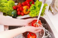 Ngâm rau quả trong nước muối độc hại hơn bạn nghĩ rất nhiều