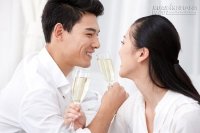 Mỗi lần vợ hiền bật chế độ bạn thân, chồng lại như ngồi trên đống lửa