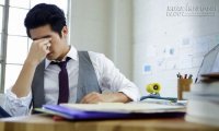 Anh dám xuống tay không? Đừng có nghĩ con này nhà quê mà dễ bắt nạt nhé!