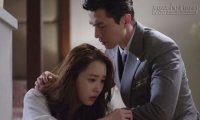 Khoét lỗ trên cửa nhà tắm để theo dõi vợ để rồi tá hỏa khi thấy những gì cô ấy làm bên trong