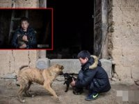 Cuộc sống lầm lũi của đứa trẻ 12 tuổi sớm mất cha mẹ coi chó và mèo như người thân