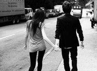 Đàn ông tốt thì đừng quên nắm tay vợ, nắm tay người yêu mỗi ngày!