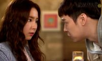 Vợ đâm đơn ly dị vì sợi tóc dài, xoăn lạ trên ngực chồng