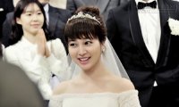 Tình cũ lắm chiêu mặc váy cô dâu đến dự đám cưới nhưng vợ tôi đã khiến cô ta ê chề ra về