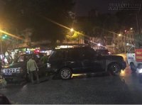 Chạy xế hộp chở gái xinh tông taxi ở Hà Nội, đánh luôn tài xế