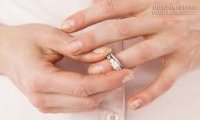 Người vợ nuốt nước mắt tháo nhẫn cưới trả lại cho chồng sau nửa năm kết hôn
