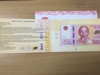 Tiền lưu niệm 100 đồng thành quà khuyến mại