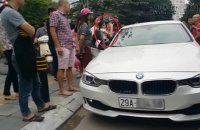 Ông bố Hà Nội đập vỡ kính xe BMW cứu con gái bị mắc kẹt