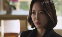 Biết cô bồ của chồng nằm im re dưới gầm giường, cô vợ đã làm 1 hành động khiến cô ta khóc thét
