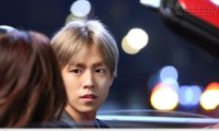 Run rẩy cầm trên tay nhật ký của vợ sắp cưới