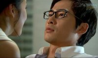 Vừa đặt chân vào khách sạn, chồng tái mặt khi cô lễ tân cầm tấm hình mình lên săm soi rồi cười khẩy
