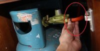 Mất có 3 phút làm mẹo này, các bà nội trợ sẽ không lo bình gas bị cháy nổ!