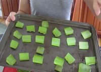 Lấy nha đam đông lạnh để chà trong 10 phút, da trắng sáng căng mịn như em bé, lỗ chân lông se khít