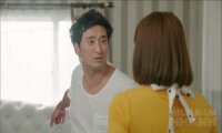 Chồng vừa lái xe chở bồ đi đẻ, mẹ chồng kéo tôi vào phòng nói: Nhà mẹ bán rồi, 10 phút nữa người ta đến lấy, con nhanh tay lên để kịp chuyến bay sang châu Âu