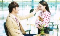Thấy chồng hất tay mẹ rồi lấy giấy lau chỗ bà chạm vào, cô dâu ném trả chiếc nhẫn kim cương 4 tỷ rồi dắt mẹ về nhà