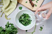 Nhúng bông tẩy trang vào bát nước rau này, mắt thâm quầng do nghỉ Tết ăn chơi thâu đêm suốt sáng cũng một đi không trở lại