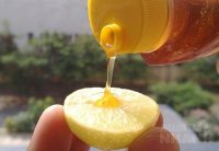 Đổ mật ong vào quả chanh rồi chà trong 2 phút, môi thâm do bẩm sinh, đánh son chứa chì cũng trở nên hồng hào, căng mọng