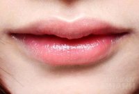 Môi thâm xì bẩm sinh hay dùng quá nhiều son chứa chì cũng hồng hào, căng mọng y vừa đi xăm chỉ nhờ chà 1 nắm rau mùi giã nát