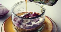 Ngâm vài lát hành tím trong thứ này rồi thoa lên, lông mày ngắn ngủn, mờ nhạt cũng đẹp như tranh mà chẳng cần đi xăm hay kẻ vẽ