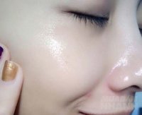 Quên mỹ phẩm đắt tiền đi, trích vitamin E rồi thoa lên mặt như thế này, da ngăm đen nhiều khuyết điểm đến đâu cũng bật 2 tông trắng mịn