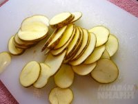 Cắt 1 lát khoai tây rồi chà vào nách trong 5 phút, chị em giật mình khi thấy kết quả