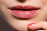 Lăn thứ này trong 1 phút, môi bong tróc khô nẻ như da rắn cũng trở nên hồng hào căng mọng như em bé ngay lập tức