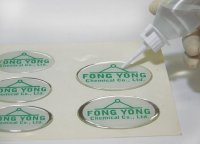 Cách đổ keo resin epoxy nhựa trong suốt làm bảng tên nhân viên