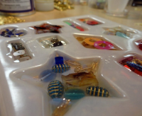 Cách đổ keo epoxy resin nhựa dẻo trong suốt làm huy hiệu logo nhựa nổi cài áo