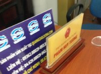 Kệ chức danh để bàn giá rẻ tiện lợi sang trọng tại Quảng Cáo Livina
