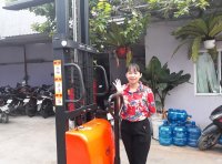 Vì sao xe nâng bán tự động 2 tấn lại được ưa chuộng và sử dụng rộng rãi?