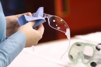 Bỏ ngay 5 thói quen vệ sinh sau nếu bạn không muốn kính bảo hộ xuống cấp