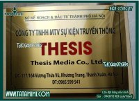 Biển công ty bằng đồng gắn ở cửa chắc chắn