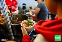 “HIỆU ỨNG THẢ NEO” giúp doanh thu của quán cháo này luôn gấp 10 lần quán của đối thủ bên cạnh