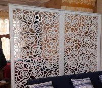Sáng tạo với vách ngăn CNC hoa hồng trang trí Spa đẹp