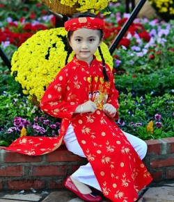 Cách chọn mua áo dài cho bé đúng size và đẹp ngất ngây