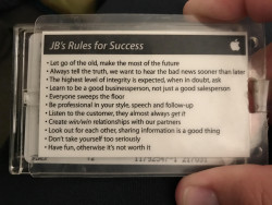 Thẻ nhân viên của và 11 điều luật thành công của Apple