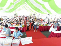 Niềm vui của khách hàng khi chủ đầu tư Phú Hồng Thịnh trao sổ hồng trước thời hạn