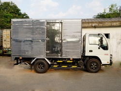 Giá xe tải Isuzu 2.4 tấn thùng kín