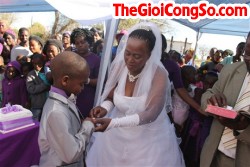 Sốc: Cụ bà 61 tuổi, lên xe hoa cùng cậu bé 9 tuổi