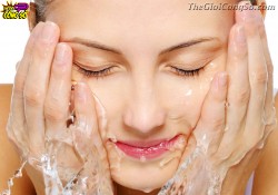 Những sai lầm khi rửa mặt khiến da nổi mụn