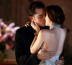 Sững người trước cảnh vợ và bạn thân dập dìu trong khách sạn