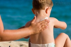Giữ an toàn cho trẻ khi đi du lịch biển mùa hè