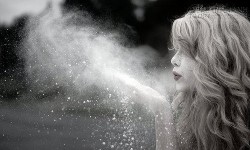 Dựa vào vai anh đừng mạnh mẽ nữa