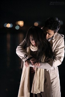 Một cái ôm thôi mà sao bây giờ xa xôi quá…